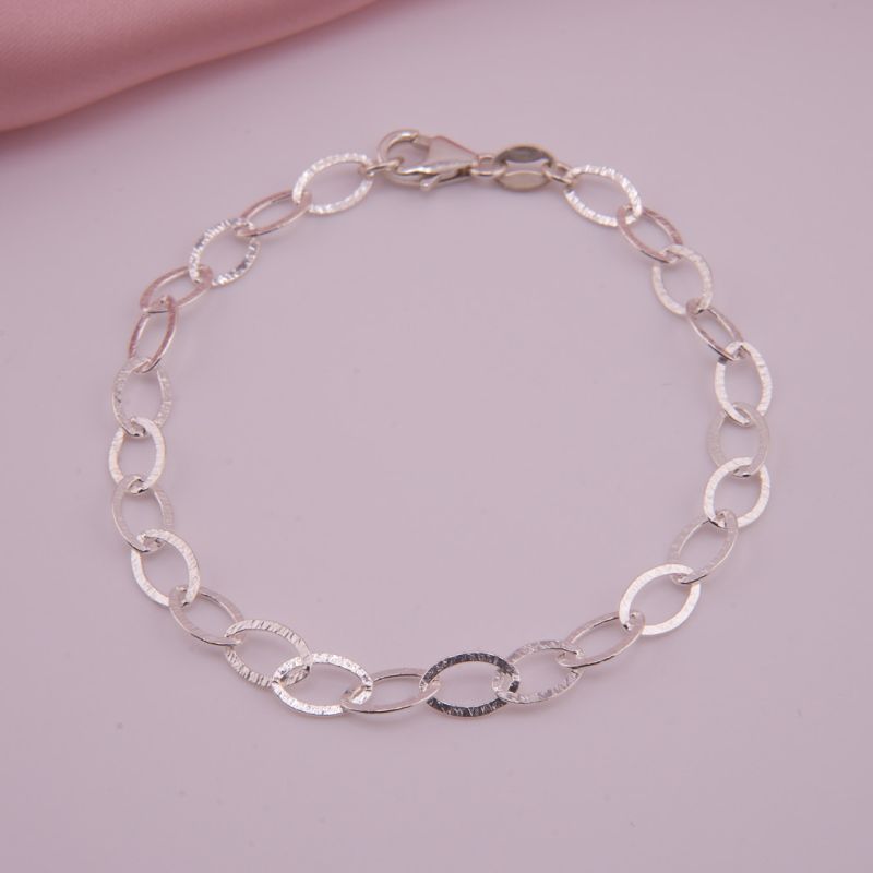 Filigranes Armband aus Silber für Damen liegend